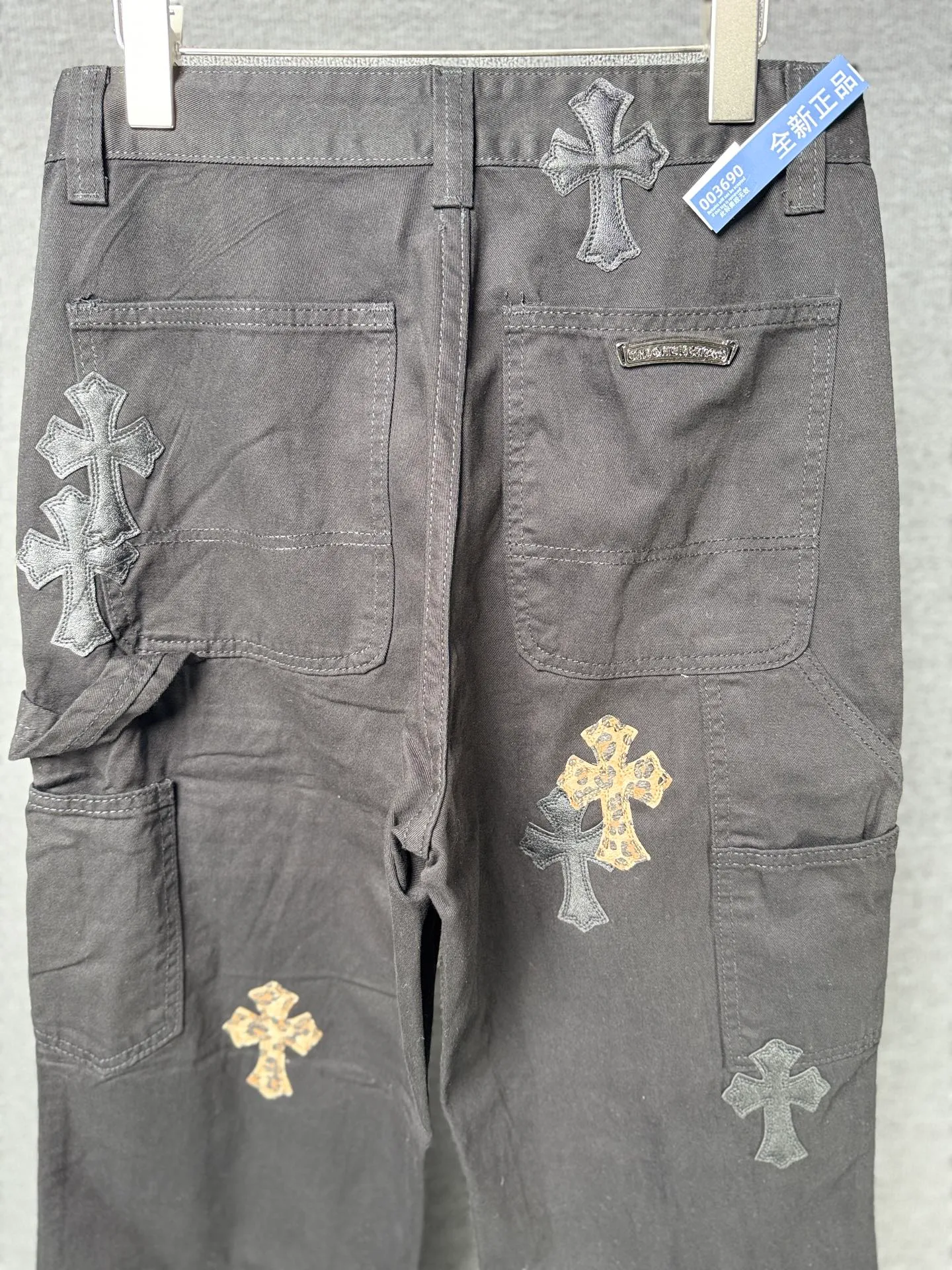 P270 💰 (Top version) Chrome hearts leopard print with black leather and multi-leather elements washed jeans. Really restores the ultimate vintage texture. Three-dimensional version. Loose and comfortable, not picky about the figure. Makes taller and slimmer. Factory precision. Original quality control. Same style for men and women. Can be matched with couples. Versatile recommendation. Must-have jeans for all seasons. Fashionistas have been disappointed. From the quality selection of fabrics, the tailoring of details, and the matching of patterns, they are all impeccable! The upper body is so handsome when worn...it can be easily worn by men, women and children! The craftsmanship is made of heavy-duty washed pure cotton denim fabric. After washing, it is soft and thick and looks very stylish when worn. Color: black Size: 28-30-32-34-36 (corresponding to S-M-L-XL-XXL)